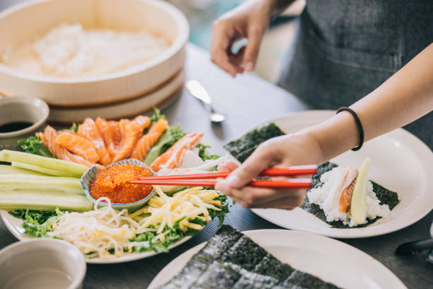 haciendo sushi temaki en casa - sushi lifestyles japanese culture freshness fotografías e imágenes de stock