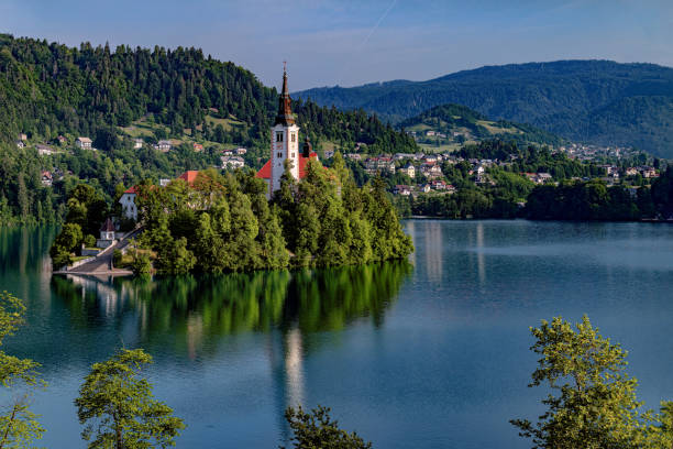 lac bled santa maria eglise ,gorenjska ,alpes juliennes, slovénie - santa maria photos et images de collection