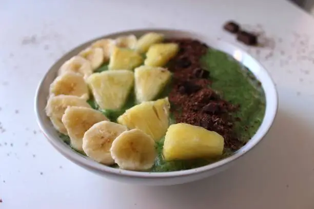 Green detox smoothie bowl, fruits and vegetables, healthy toppings