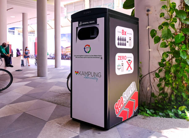 singapour sep2020 distributeur automatique de déchets 800 super, un collecteur de déchets public agréé nommé par l’agence nationale de l’environnement nea situé au centre de l’amirauté de kampung. lecteur zéro déchet. - appointee photos et images de collection