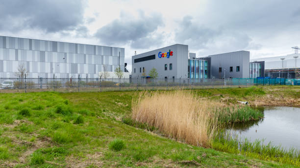 google datacenter em eemshaven, nos países baixos - google analytics - fotografias e filmes do acervo