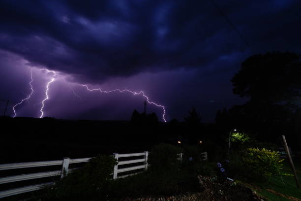 un orage électrique frappe autour d’une tour cellulaire au-dessus de dullstroom - dullstroom photos et images de collection