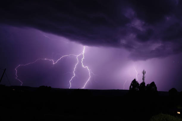 둔스트��룸 너머의 셀 타워 주변에서 번개 폭풍이 몰아치는 - dullstroom 뉴스 사진 이미지