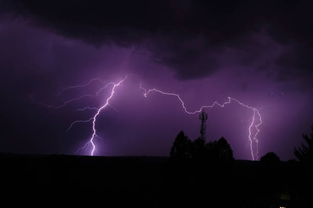 un orage électrique frappe autour d’une tour cellulaire au-dessus de dullstroom - dullstroom photos et images de collection