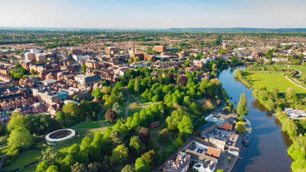 vista aerea del fiume dee a chester tra cui grosvenor park, cheshire, inghilterra, regno unito - residential structure chester england england sunset foto e immagini stock