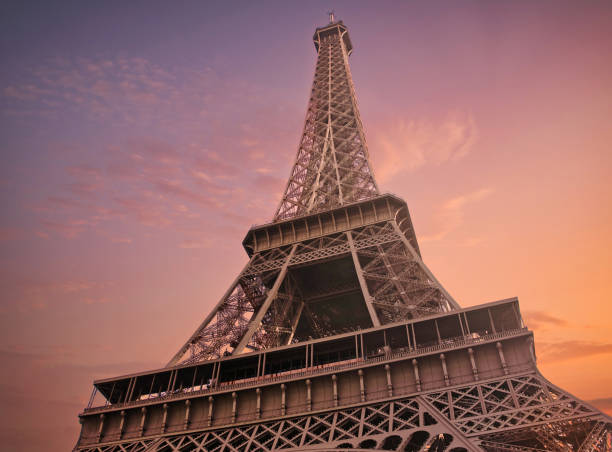 эйфелева башня - eiffel tower paris france famous place france стоковые фото и изображения