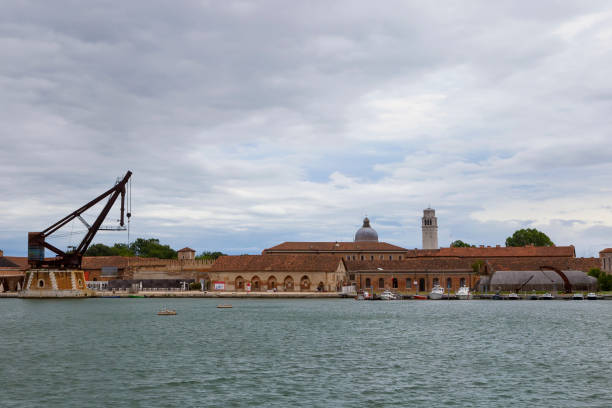 stocznie przemysłowe (arsenale di venezia) we włoszech, wenecja. dźwigi załadowczye i doki. - arsenal zdjęcia i obrazy z banku zdjęć