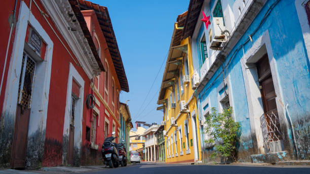 fontainhas ist ein altes lateinisches viertel, das malerische portugiesische architektur hat, enge gassen mit verschiedenen farben gefüllt - goa stock-fotos und bilder