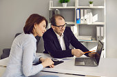 immobilienmakler-zeigt-seinem-kunden-verschiedene-hausvarianten-auf-dem-computerbildschirm.jpg?b=1&s=170x170&k=20&c=iEz9fF9s7pWx9b1giEYY5JoJTvGmfkR5vW9ZxwqwHzk=