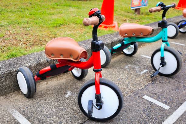 istock Two cute tricycles lined up in red and green 1325421416