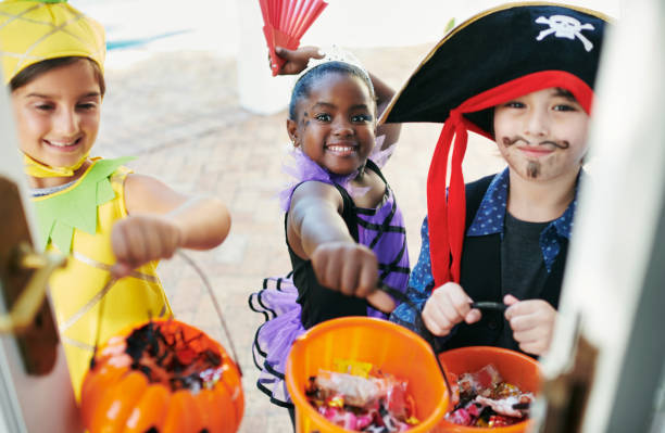 colpo di un gruppo di bambini piccoli che vanno a dolcetto o scherzetto - trick or treat foto e immagini stock