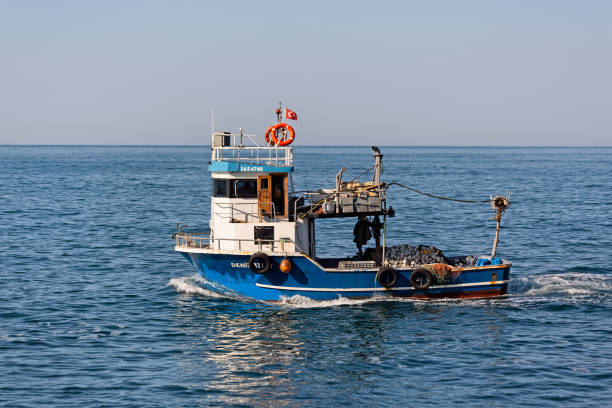 mała łódź rybacka żeglująca przy spokojnej pogodzie. - turkey black sea coast zdjęcia i obrazy z banku zdjęć