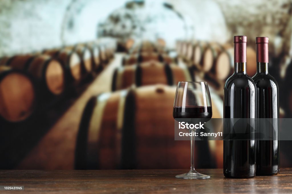 ワインセラー(ワインとグラス1本付)ワイン造りのコンセプト。 - ワインのロイヤリティフリーストックフォト