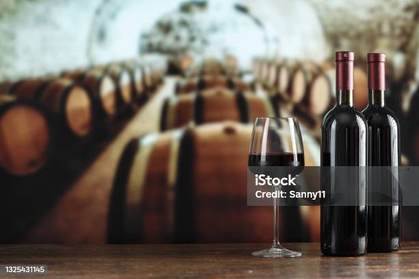 ワインセラーワイン造りのコンセプト - ワインのストックフォトや画像を多数ご用意 - ワイン, ワインボトル, ワインテイスティング