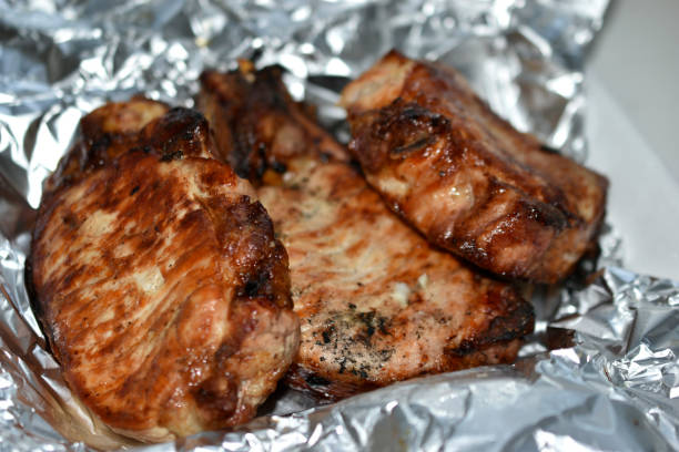 gebratene stücke von köstlichem schweinefleisch auf folie - salt beef fried angle stock-fotos und bilder