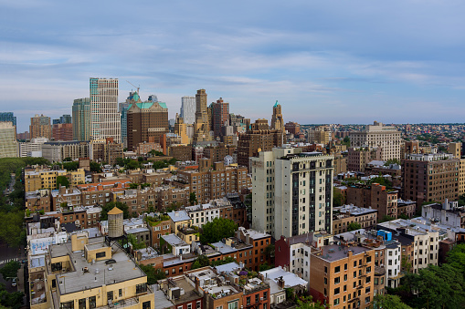 Vista aérea desde el horizonte con rascacielos en el centro de Brooklyn, Nueva York photo