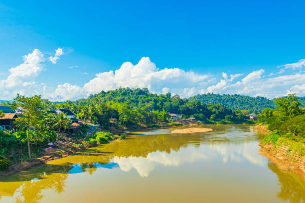 панорама пейзажа реки меконг и города луанг прабанг в лаосе мировое турне по юго-восточной азии. - меконг реки стоковые фото и изображения