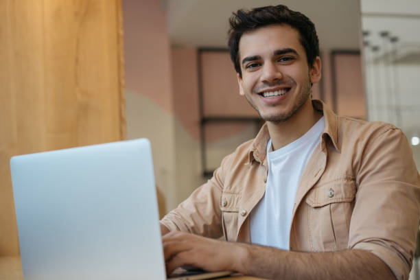 estudiante asiático estudiando, e-learning, concepto de educación en línea. retrato de guapo hombre de negocios indio usando computadora portátil, trabajando en casa. redactor escribiendo en el teclado, mirando la cámara - computer programmer computer it support men fotografías e imágenes de stock