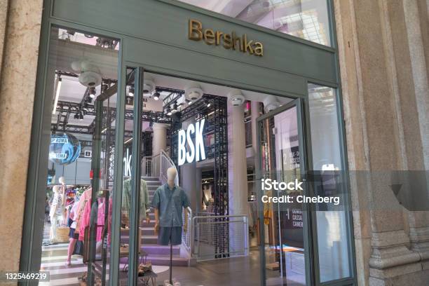 Negozio Bershka - Fotografie stock e altre immagini di Abbigliamento - Abbigliamento, Accessorio personale, Affari