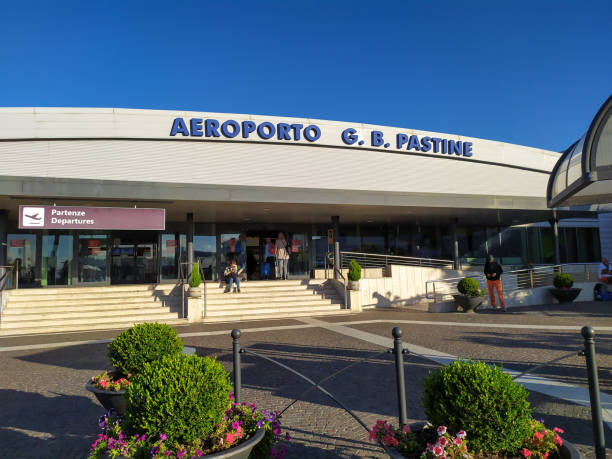 port lotniczy ciampino, rzym, włochy - ciampino airport zdjęcia i obrazy z banku zdjęć