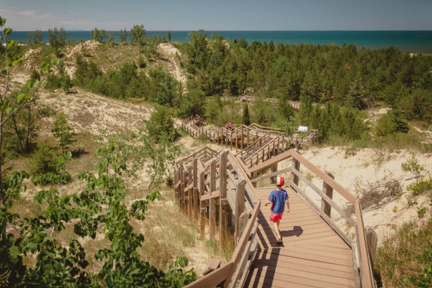 escursioni tra ragazzi lungo il sentiero di successione delle dune nel parco nazionale delle dune dell'indiana - national park foto e immagini stock