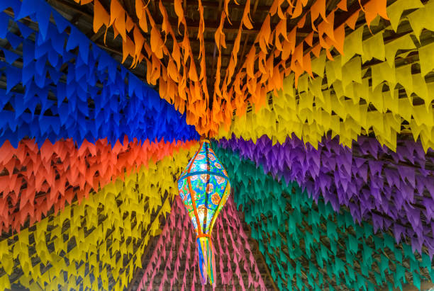 bandeiras coloridas e balão decorativo para a festa são joão, que acontece em junho no nordeste do brasil. - são joão - fotografias e filmes do acervo