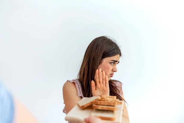 femme refusant l’assiette de pain blanc offerte par une personne. - carbohydrate ingredient food state choice photos et images de collection