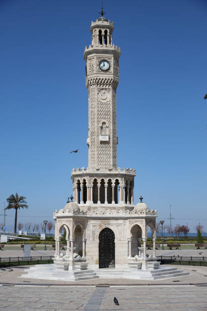 torre dell'orologio di smirne in piazza konak, città di smirne, turchia - izmir turkey konak clock tower foto e immagini stock