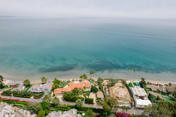 antena sobre casas a lo largo de la playa - santa barbara county above aerial view scenics fotografías e imágenes de stock