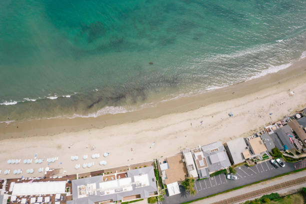 antena sobre casas a lo largo de la playa - santa barbara county above aerial view scenics fotografías e imágenes de stock