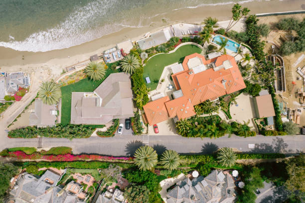 aérien au-dessus des maisons le long de la plage - house residential structure california mansion photos et images de collection
