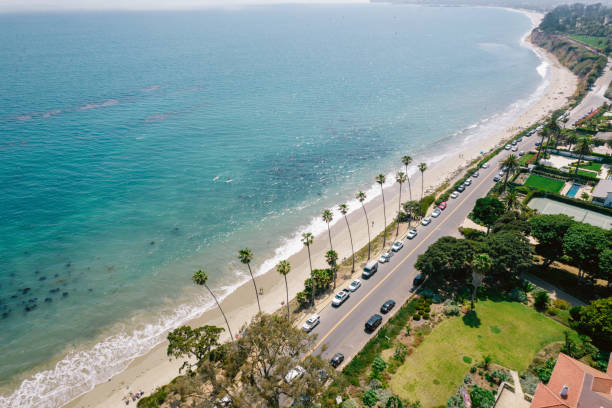 luft über palmengesäumter straße entlang des pazifischen ozeans - santa monica beach city of los angeles california stock-fotos und bilder