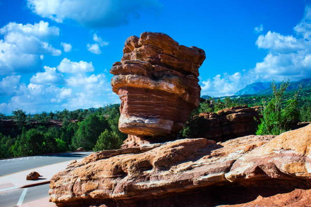 balanced rock in garden of the gods. - travel famous place balanced rock beauty in nature imagens e fotografias de stock