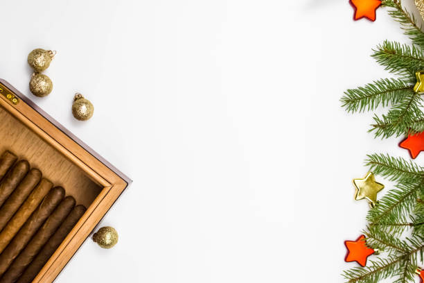 휴일 장식흰색의 시가 휴미더를 오픈합니다. 크리스마스 온라인 쇼핑. 텍스트 공간입니다. 흡연 세트 액세서리. 럭셔리 라이프 스타일 플랫 레이 - tobacco wagon 뉴스 사진 이미지