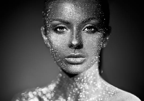 портрет красивой женщины с блестками на лице - body glitter стоковые фото и изображения