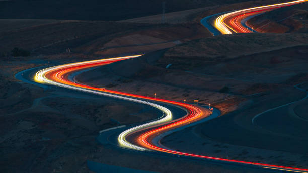 carretera de paso de montaña por la noche - curve driving winding road landscape fotografías e imágenes de stock