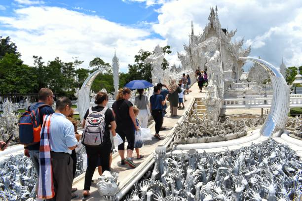 wat rong khun vielleicht besser bekannt für ausländer als der weiße tempel. - rong river khun wat thailand stock-fotos und bilder