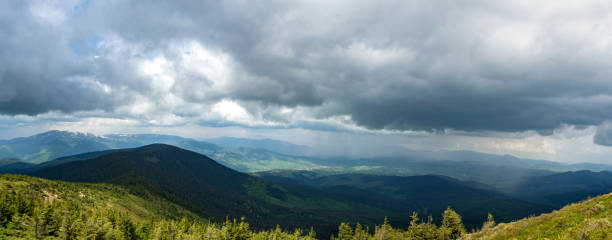 panorama dei carpazi durante pioggia, nuvole di tempesta e pioggia in estate, vacanze e viaggi in montagna - group21 foto e immagini stock