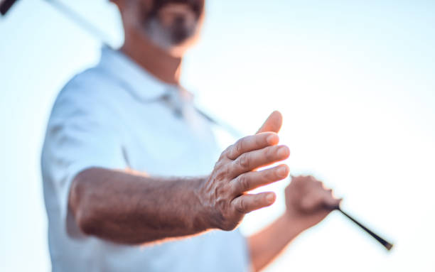 golfista senior extendiendo su mano. - retirement golfer happiness relaxation fotografías e imágenes de stock