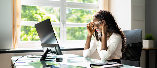 gestresste kranke afroamerikanische mitarbeiterin frau - problems computer pc frustration stock-fotos und bilder