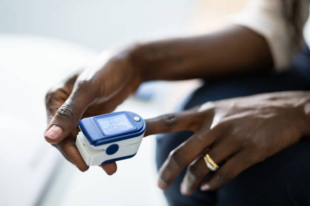 frequência cardíaca do pulso da mão africana - pulse oxymeter - fotografias e filmes do acervo