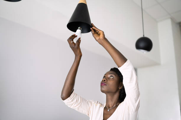 changement d’ampoule led électrique dans la lumière - led bulb photos et images de collection