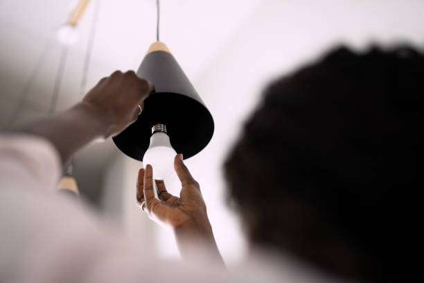 elektrische led glühbirne ändern im licht - led lamp stock-fotos und bilder