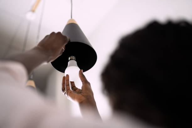 cambio de bombilla led eléctrica en la luz - foco técnica de imágenes fotografías e imágenes de stock