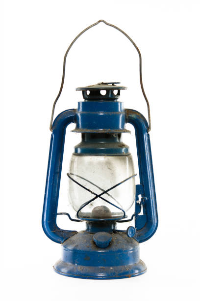 vieja lámpara azul aislada sobre fondo blanco. linterna que hace luz. - hurricane lantern fotografías e imágenes de stock