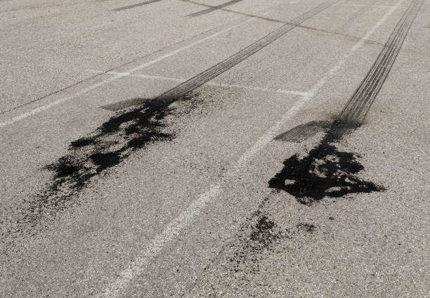 abrasión de neumáticos en el asfalto después de una carrera de coches ilegal - street racing fotografías e imágenes de stock