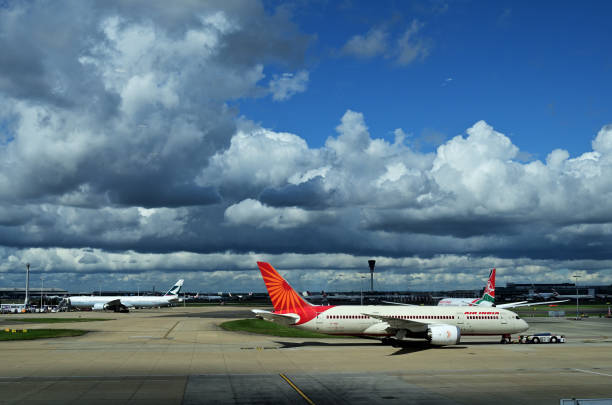 aereo air india in aeroporto - boeing 787 air vehicle airplane foto e immagini stock