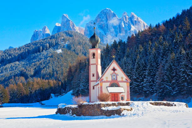 hermoso paisaje de invierno en el tirol del sur, italia - ski resort hut snow winter fotografías e imágenes de stock