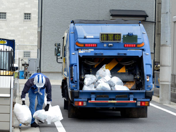 Garbage collection by packer car, Tokyo Collection of household waste by the government. Taken in June 2021 in Adachi-ku, Tokyo. garbage dump stock pictures, royalty-free photos & images