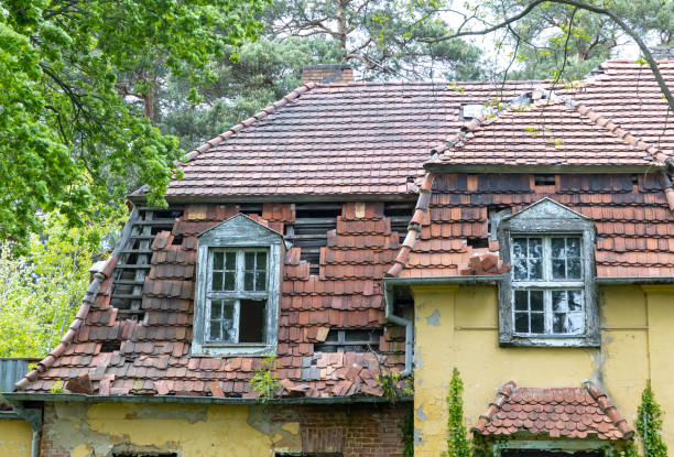 istock old abandoned yellow house 1325551104